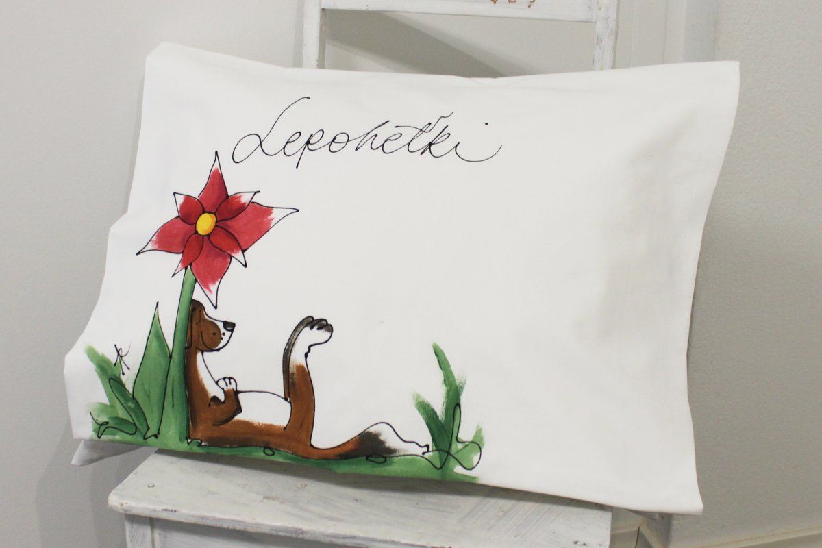 Tyynyliina koira kukan alla